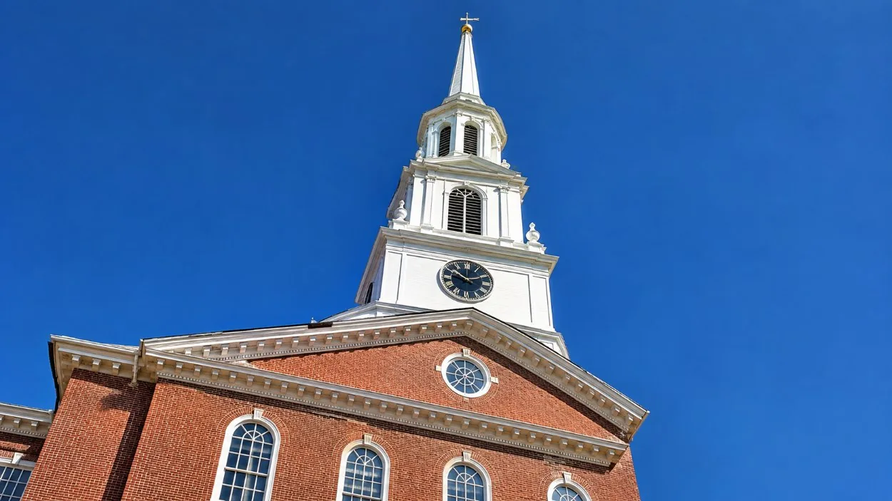 La torre del reloj blanco y el campanario de Independence Hall contra un cielo azul