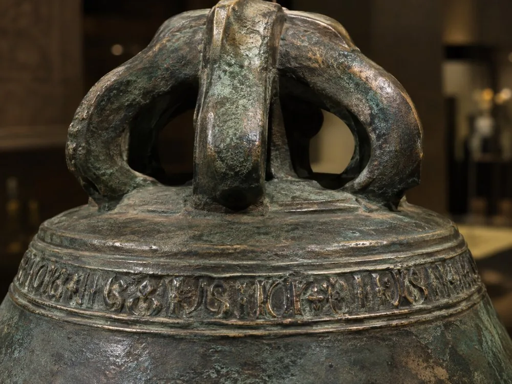 Erhabene Inschrift um den Krone der Freiheitsglocke