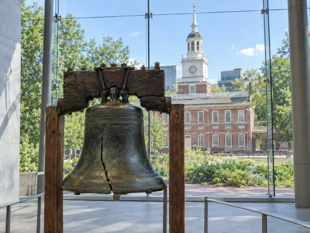 Das gläserne Liberty Bell Center mit Independence Hall im Hintergrund
